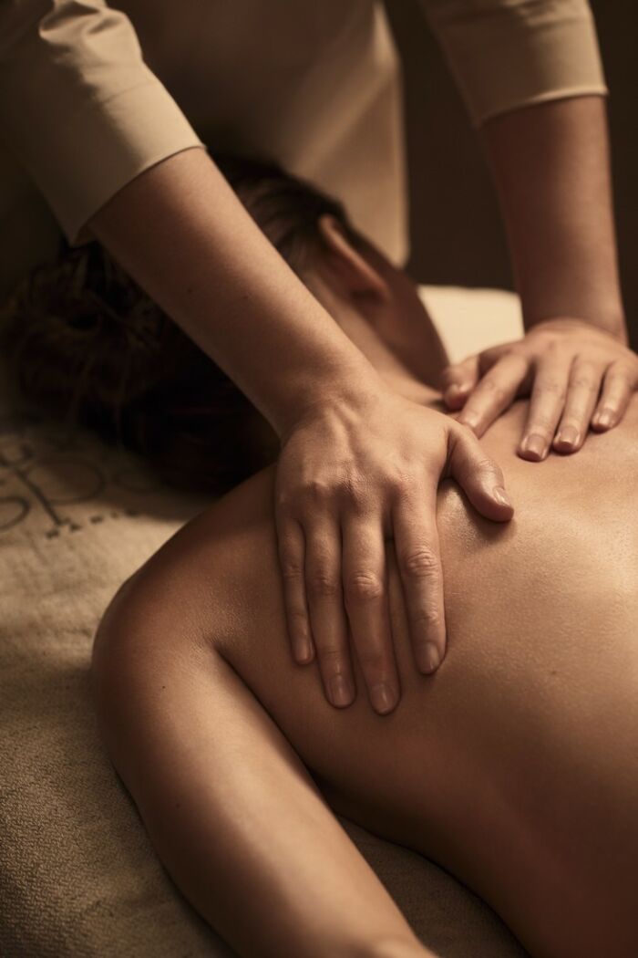 Massage Epaules Fem.jpg © Spa Nuxe Troyes