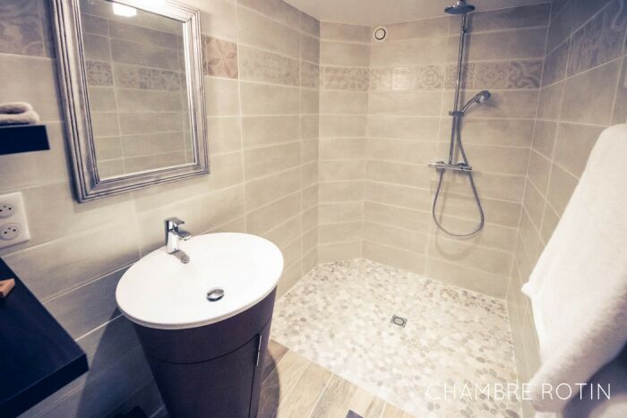 SDB chambre rotin.jpg Le Bonheur des Gens