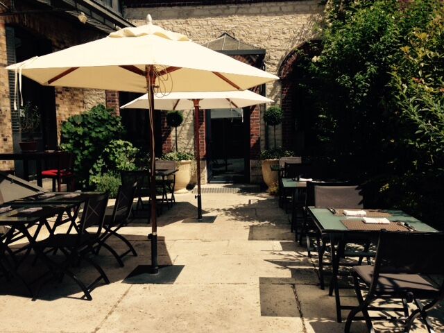 petite cour intérieure .jpg caffe cosi