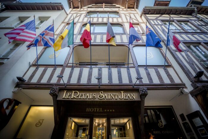 drapeaux.jpg Hôtel Relais Saint-Jean